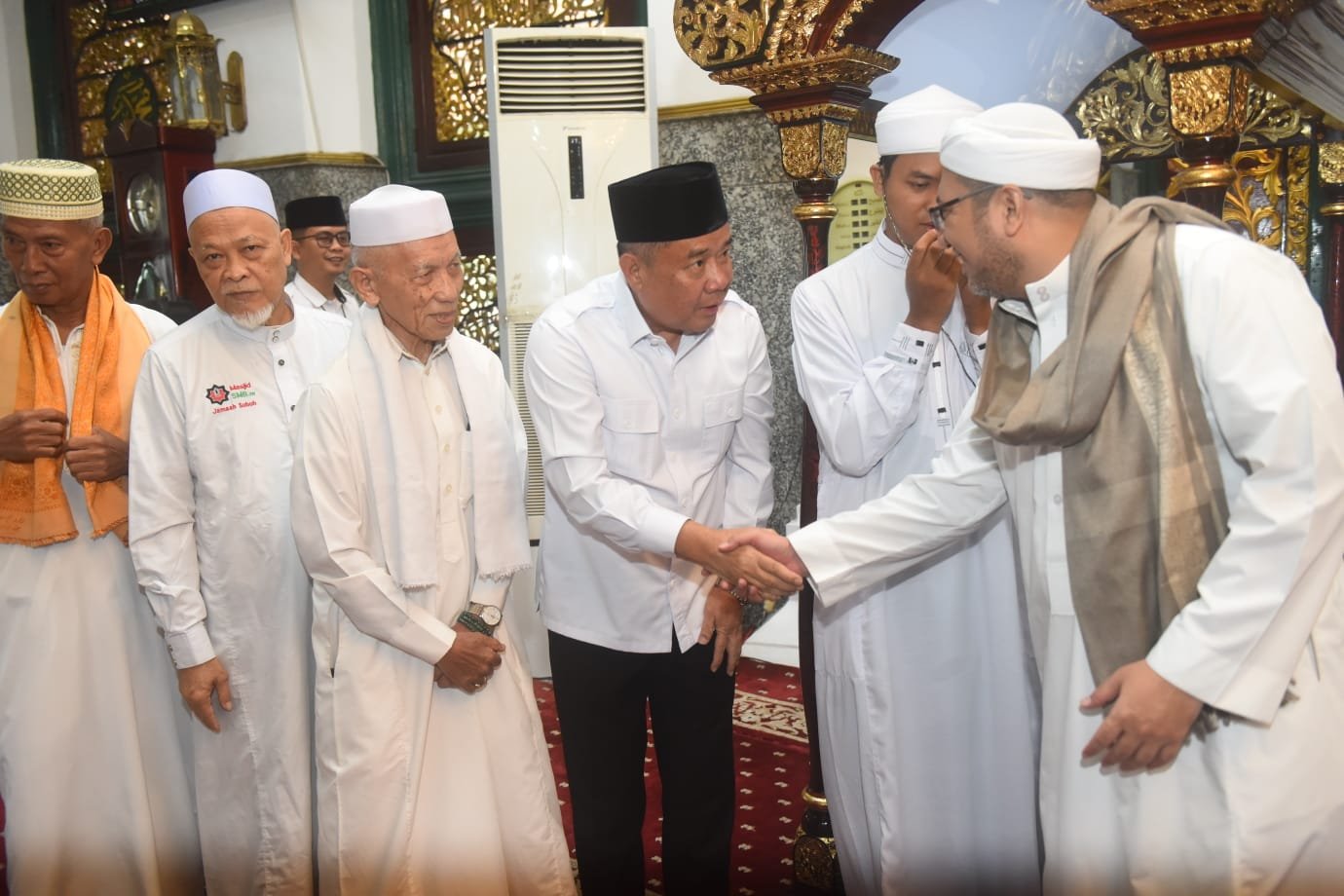 Safari Jumat di Masjid Sultan Mahmud Badaruddin II, Wagub Sumsel Cik Ujang Pererat Silaturahmi dengan Jemaah
