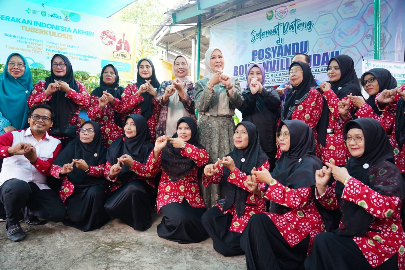 Ketua TP PKK Sumsel Feby Deru Bagikan Makanan Tambahan Bergizi di Posyandu