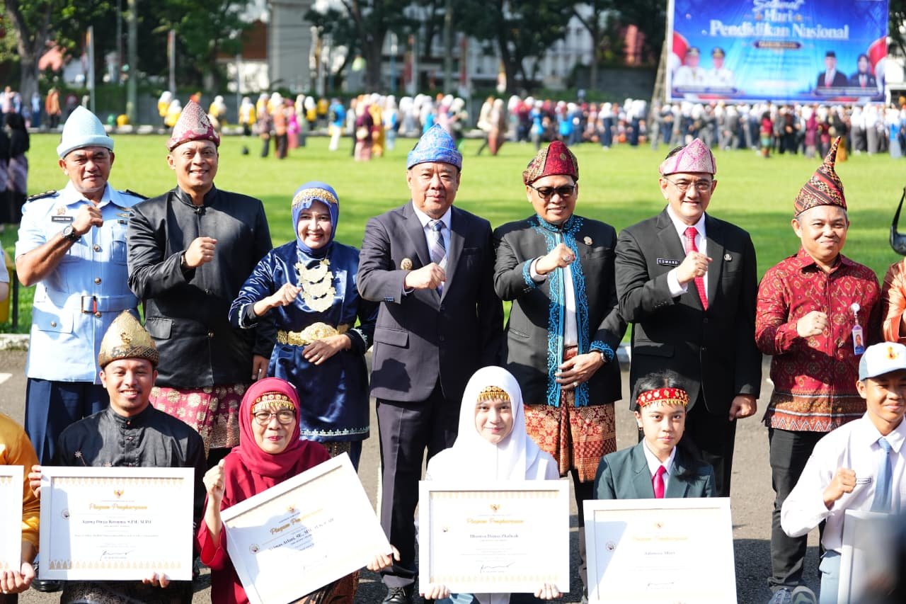 Wagub Sumsel Cik Ujang Tekankan Peningkatan Kualitas Pendidikan pada Upacara Hardiknas 2026