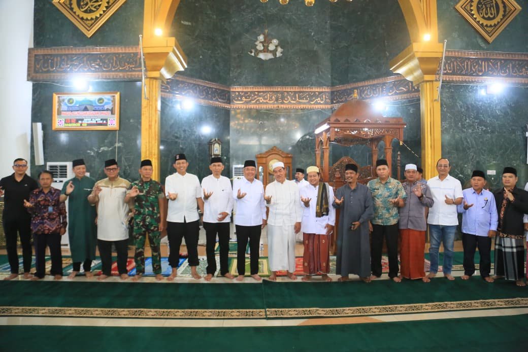 Wagub Sumsel H. Cik Ujang Salat Jumat di Masjid Agung Darusalam Musi Rawas