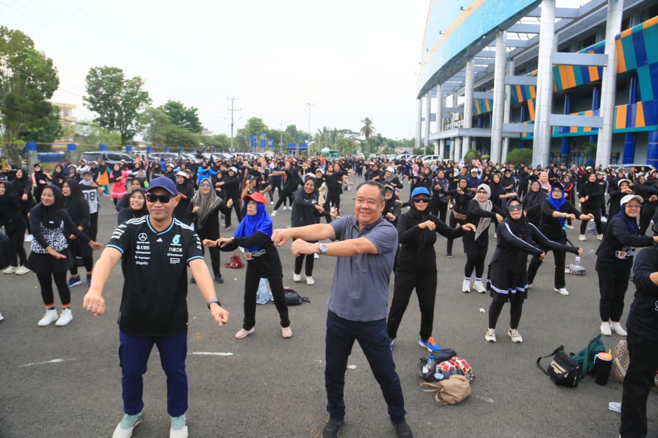 Wagub Sumsel  Cik Ujang Senam Bersama Masyarakat Lubuklinggau, Bagikan Hadiah Menarik