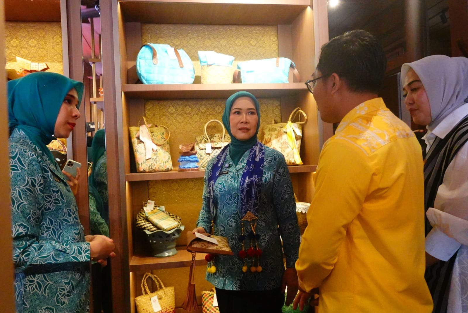 Ketua TP PKK Sumsel Feby Herman Deru Resmikan Gedung Dekranasda OKI, Dorong Wastra Lokal Dipakai dan Dipasarkan Lebih Luas