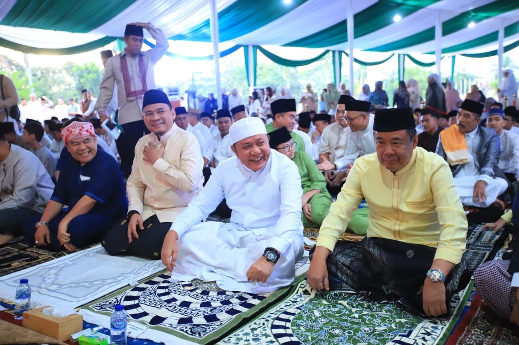 Gubernur Herman Deru Ajak Perkuat Keikhlasan dan Kepedulian Sosial saat Salat Idul Adha 1447 H di Griya Agung